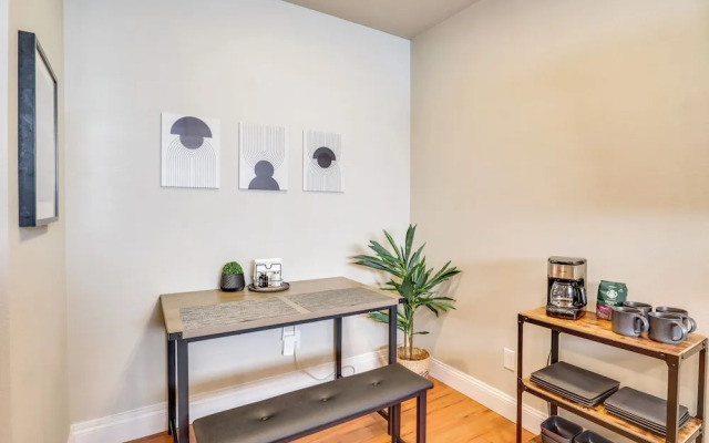 Apt 10 Mi to Portland: Walk to Bus Stop!