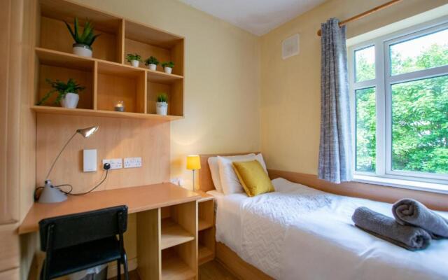 Gort Na Coiribe 4 Bedroom Duplex, by Shortstays