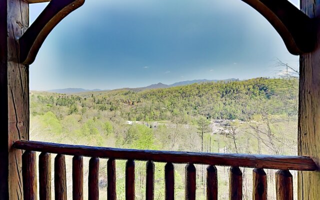 Gatlinburg Falls W/ Hot Tub & Big Views! 2 Bedroom Cabin