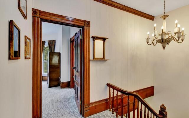 Golden Dreams Inn