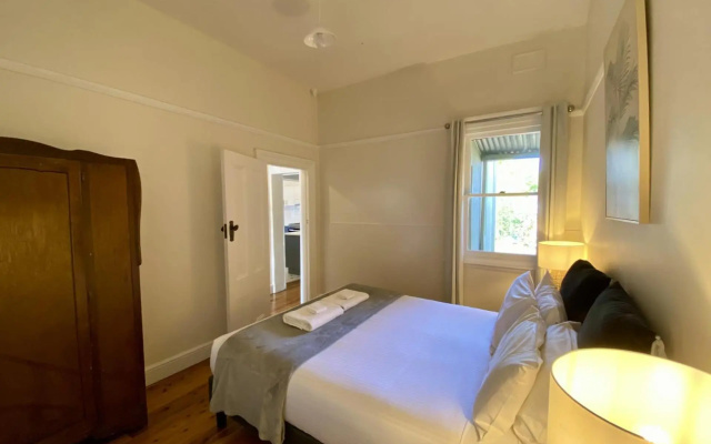 Roseland Cottage - Central Location – Guest Rooms – Orange