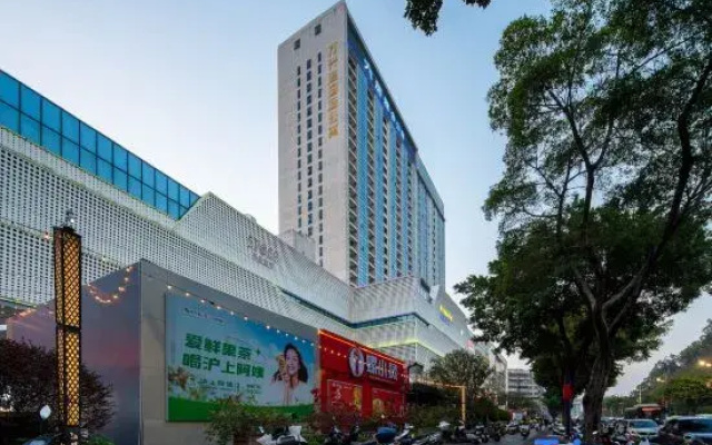 Live Hotel (Jiangmen East Railway Station Jianghai Square)
