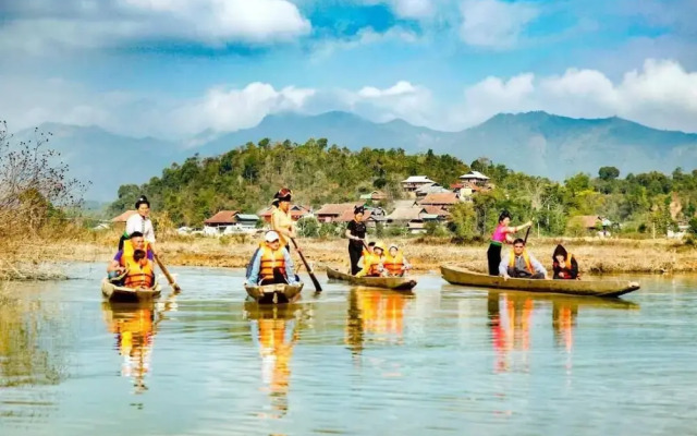 Frontier Hostel & Tours