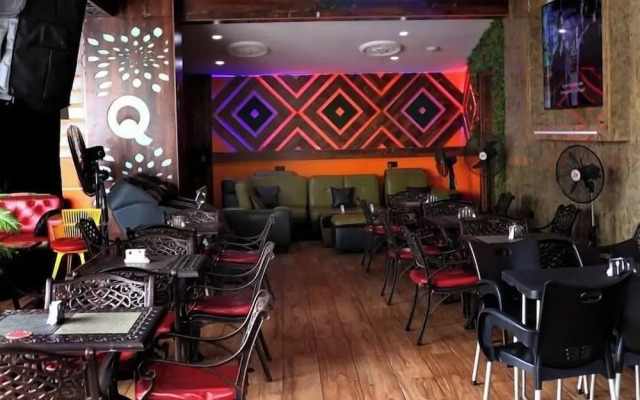 Q Nuts Lounge And Suites