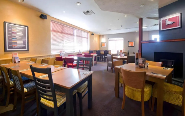 Premier Inn Livingston (M8/J3)