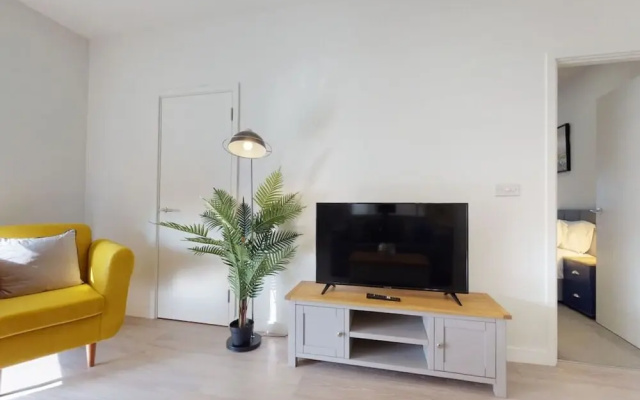 Luxury Stevenage North Central Apartment Business Leisure