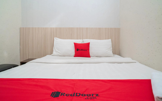 RedDoorz near Matahari Singosaren Solo