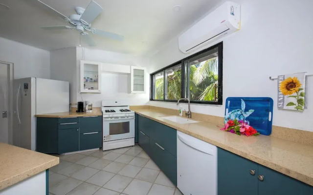 Oceanfront Elegance: Lovely Home With Views