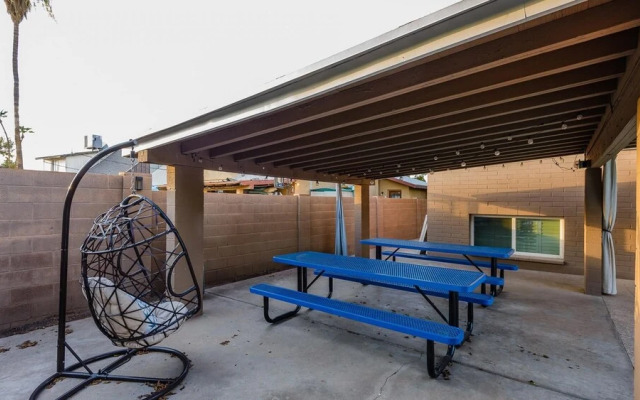 New Spacious Updated 5 Bedroom Home Pool