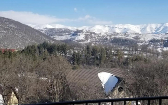 Areg's house, warm apartment in Kechi house