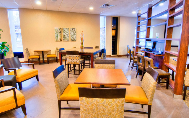 DoubleTree by Hilton Raleigh Brownstone University