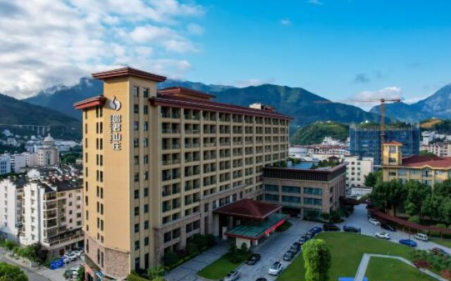 Zhaojun Mountain Villa (Xingshan High-speed Railway Station)