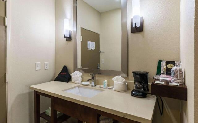 Econo Lodge Inn & Suites East