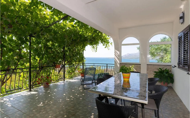 Three-Bedroom Apartment in Rovanjska