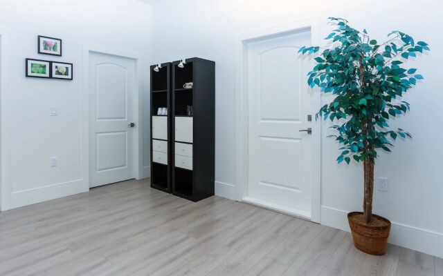 Tasteful 2 Bedroom Suite near Marine Gateway by Elevate Rooms