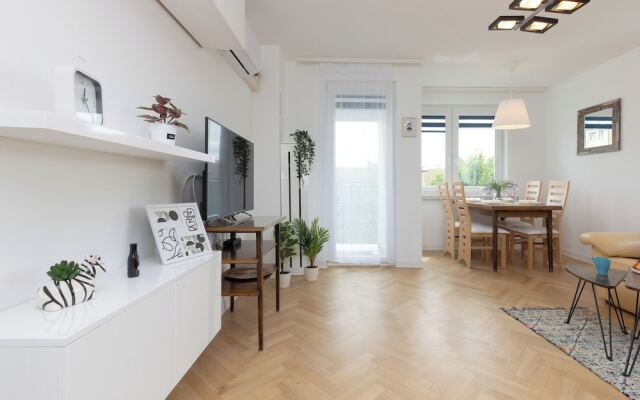 Warsaw Apartment Dobra by Renters