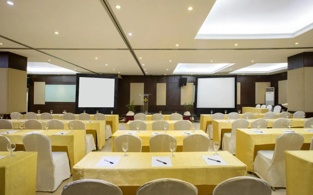 Golden Prince Hotel and Suites