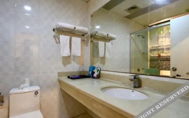 GreenTree Inn Express Hotel (Haiyan Wuyue Plaza)