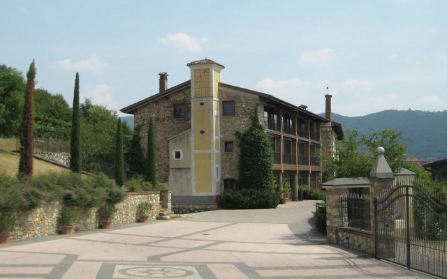 Spacious Apartment in Monticelli Brusati with Pool