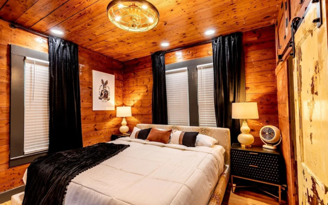 Best Location in Downtown NB Golf Cart Included!