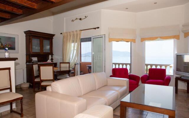 Pampas Seafront villa, 6 bedrooms, North Evvoia