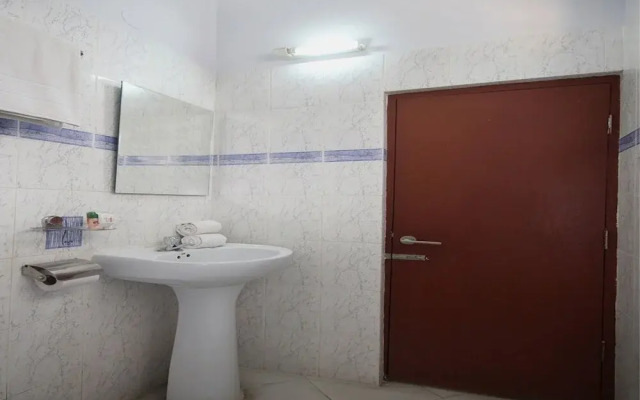 SR Legend Inn by OYO Rooms