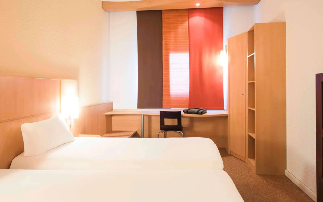 ibis Como