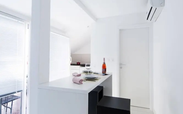 No5 Town-view Attic Studio