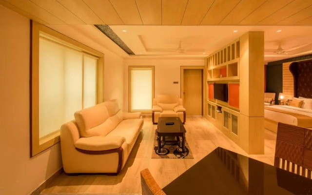 White Lotus Hotel By OYO Rooms