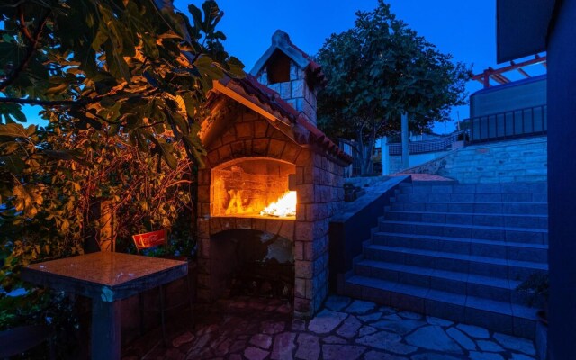 Amazing Home in Rovanjska With 4 Bedrooms, Jacuzzi and Wifi