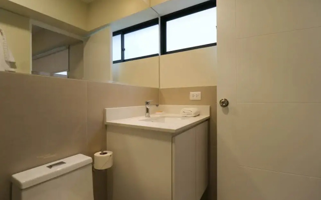 w Majestic 2BR w Comfy Balcony Near Kennedy Park