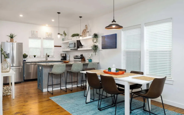 Comfy 3bdr Right in Town Sleeps 10