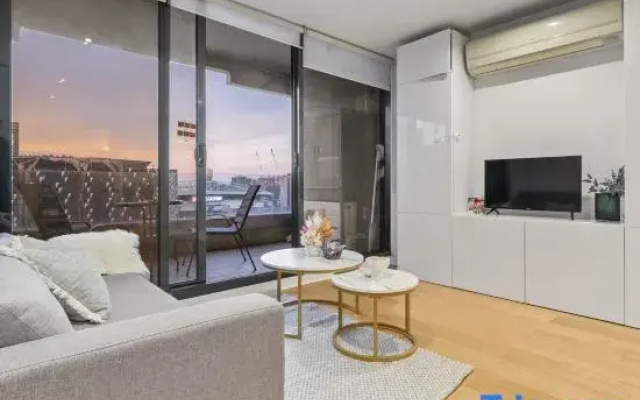 Southern Cross Modern 1BR Steps from Everything MEL CBD
