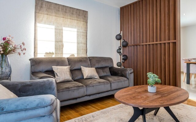 Amazing Home in Siveric with Hot Tub, Sauna & WiFi
