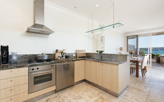 Stylish 2 Bdr Overlooking Parsley Bay H379
