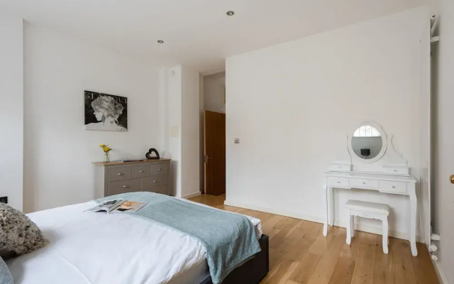Platinum Apartment in Camden 9946