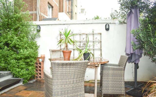 Beautifully Furnished 2 Bedroom Seafront Flat With Large Garden