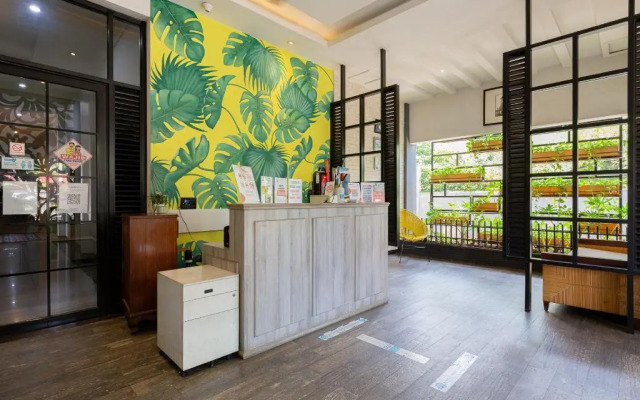 RedDoorz Plus near Mall Slipi Jaya