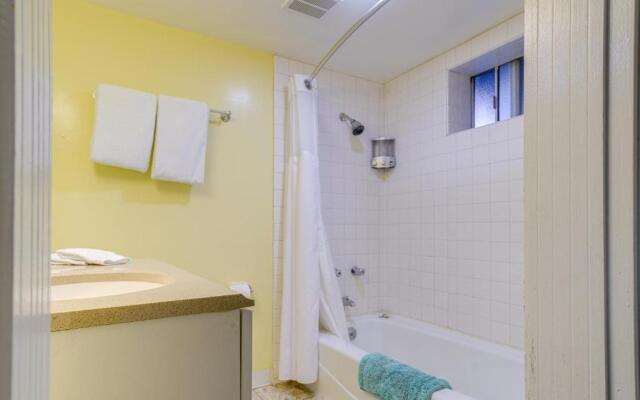 Santa Barbara Cozy Studio with Private Patio