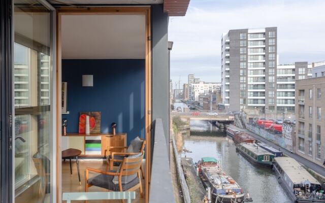 Spacious 2 Bedroom Canal Side Apartment with Balcony