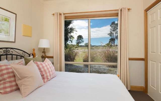 Windsors Edge Cottage Pokolbin – Guest Rooms – Rothbury