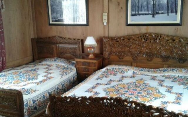Houseboat Appolo Eight