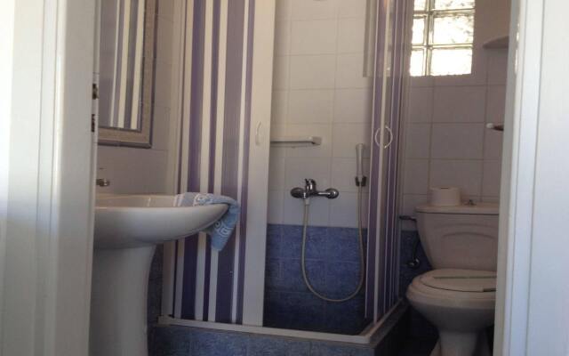 Adonis Hotel Studios & Apartments
