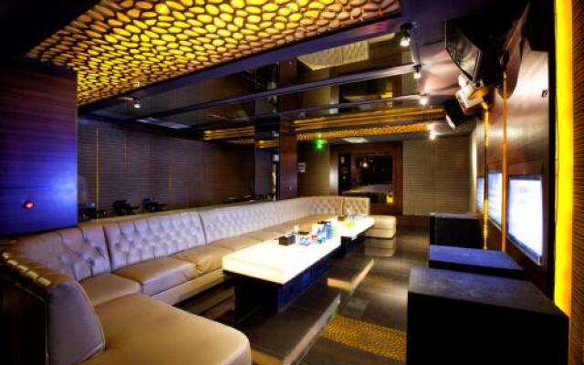 Illigals Hotel & Club