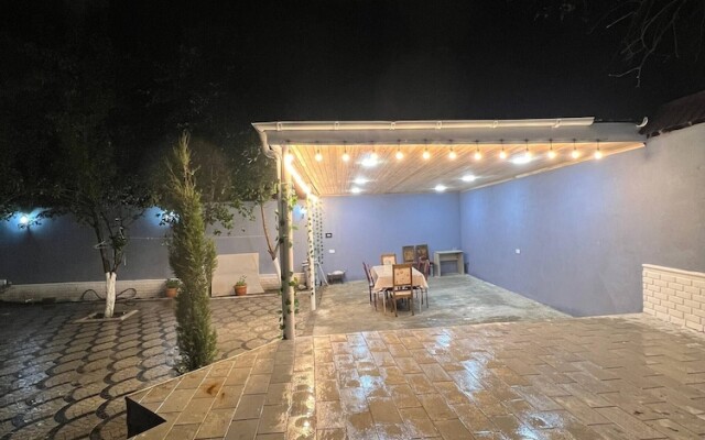 Cozy House With Swimming Pool Near City Center