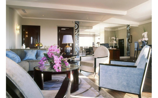 Plaza Athenee Hotel