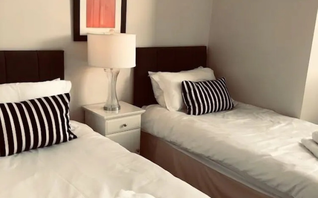 Tay Pearls - River Chambers Apartment