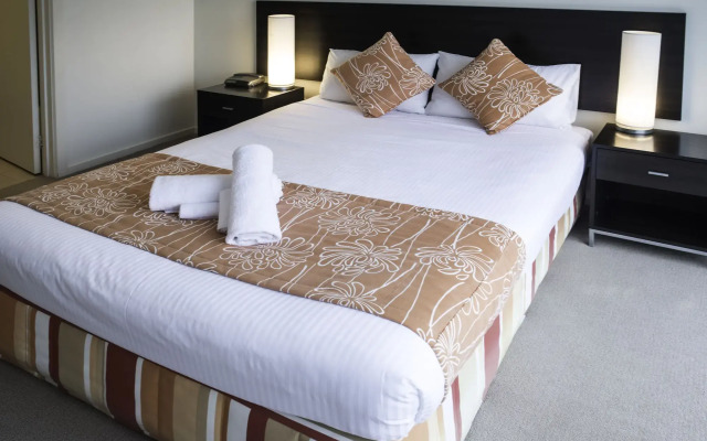 Oceanic On Thompson Apartments