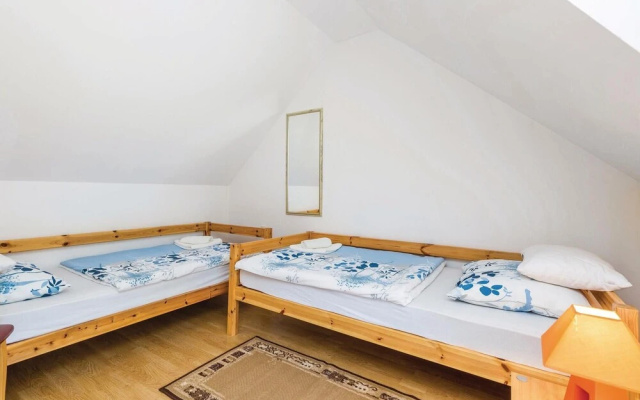 Nice Home in Licko Lesce With 2 Bedrooms and Wifi