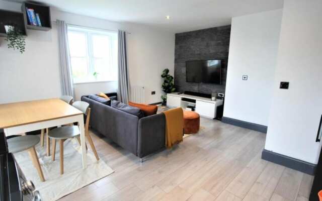 Stylish & Cosy 2 bed Flat With Parking & Bfast